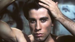 John Travolta kämmt sich durch die Haare