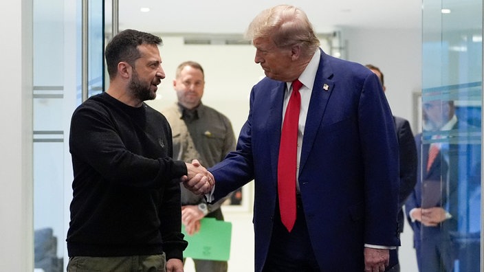 Trump gibt Selenskyj im Trump Tower bei einem Treffen die Hand