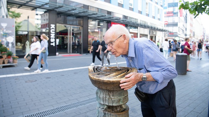 Trinkwasserbrunnen in der Fußgängerzone am Westenhellweg, kostenloses Trinkwasser im öffentlichen Raum.