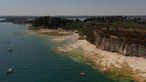Eine Luftaufnahme zeigt den ausgetrockneten Gardasee in Italien