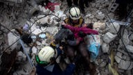 Idlib: Rettungskräfte bergen kleines Mädchen 