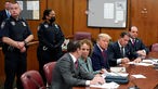Trump muss sich in einem Gerichtssaal in New York City wegen der Fälschung von Geschäftsunterlagen im Rahmen einer Schweigegelduntersuchung verantworten und ist damit der erste Präsident, der jemals eines Verbrechens angeklagt wurde.
