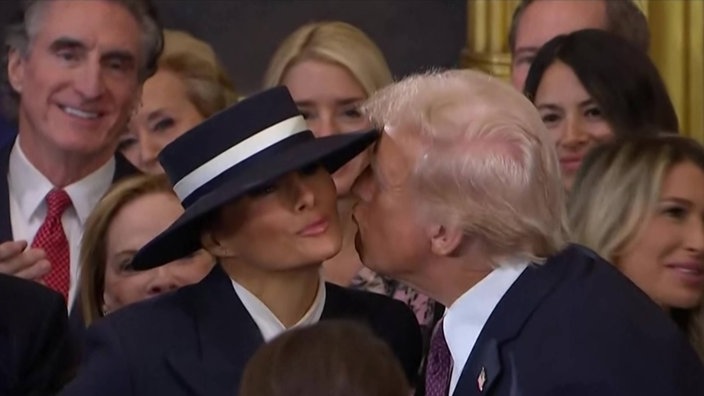 Donald Trump versucht Melania Trump einen Kuss zu geben