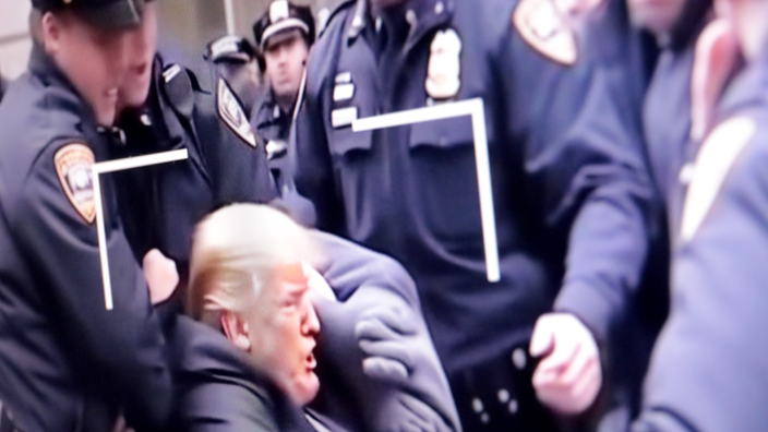 Ein Bild zeigt, wie Trump anscheinend verhaftet wird.