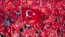 Türkei-Fahnen werden bei einer Wahlkampfveranstaltung geschwenkt