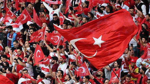 Türkische Fans sehen Sieg über Österreich