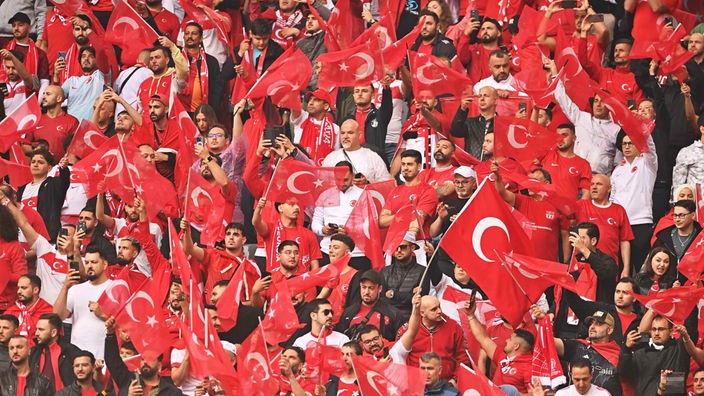 Fans der Türkei motivieren sich im Dortmunder Stadion 