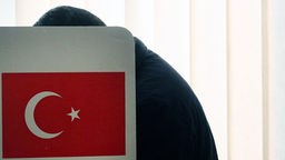  Ein Türke gibt in Dortmund in einem türkischen Wahllokal seine Stimme ab