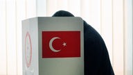  Ein Türke gibt in Dortmund in einem türkischen Wahllokal seine Stimme ab