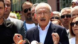 Kemal Kilicdaroglu, Parteivorsitzender der größten Oppositionspartei CHP, spricht in Istanbul zu Journalisten