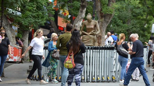 Verbarrikadierte Statue für Menschenrechte in Ankara