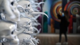 Moderne Kunstausstellung mit Skulpturen in Form von Totenschädeln
