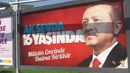 Auf einer Plakatwand wirbt der türkische Präsident Recep Tayyip Erdogan für seine Regierungspartei AKP
