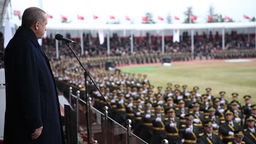 Der türkische Staatspräsident Recep Tayyip Erdogan während einer Militärzeremonie
