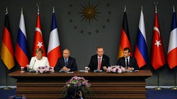 Der türkische Präsident Recep Tayyip Erdogan, Frankreichs Staatschef Emmanuel Macron, der russische Präsident Wladimir Putin und Bundeskanzlerin Angela Merkel treten nach Vierer-Gipfel zu Syrien vor die Presse