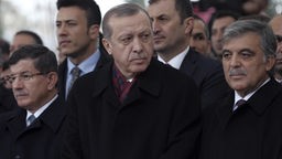 Der türkische Präsident Recep Tayyip Erdogan, Mitte, der ehemalige Präsident Abdullah Gul, rechts, und der ehemalige Premierminister Ahmet Davutoglu.