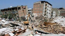 Blick auf zusammengestürzte und schwer beschädigte Gebäude in Adapazari, 100 km östlich von Istanbul, am 19.8.1999 nach dem Jahrhundert-Beben in der West-Türkei