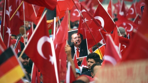Erdogan Anhänger am Rande einer Demonstration in Köln am 31.07.2016