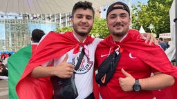 Zwei junge Fans der Türkischen Mannschaft