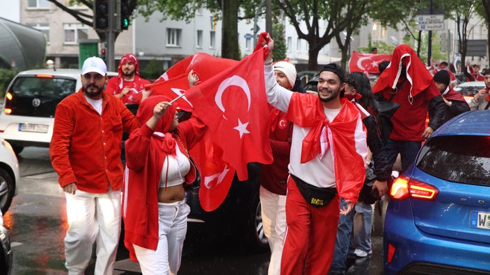 Türkische Fans feiern auf der Straße