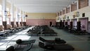 In einer Turnhalle einer Schule und in deren Außengelände wurde ein Erstaufnahmelager eingerichtet um ankommenden ukrainischen Flüchtlingen Unterkunft zu gewähren 
