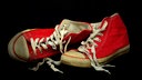 Abgenutze rote Turnschuhe, Chucks