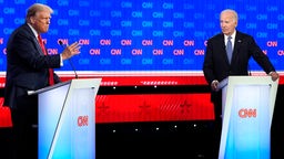 Atlanta: US-Präsident Joe Biden (r) und der ehemalige US-Präsident Donald Trump nehmen am 27.06.2024 an einer von CNN veranstalteten Präsidentschaftsdebatte teil