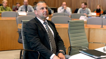 Der Einsatzleiter der Landespolizei Günter Reintges sitzt vor Beginn der Sitzung des Untersuchungsausschusses "Silvesternacht"  im NRW-Landtag