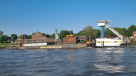 Das ausgemusterte U-Boot U17 wird auf dem Rhein transportiert.