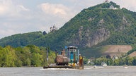 U-Boot-Transport passiert die Landesgrenze zu Rheinland Pfalz. Im Hintergrund ist der Drachenberg zu sehen.