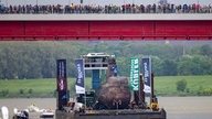 Das ausgemusterte U-Boot U17 wird auf dem Rhein transportiert.