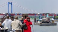 Das ausgemusterte U-Boot U17 wird auf dem Rhein transportiert.