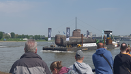 Das ausgemusterte U-Boot U17 wird auf dem Rhein transportiert.