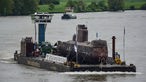 Das U-Boot, befestigt auf einem Transporterschiff, auf dem Niederrhein bei Kleve.