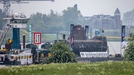 Das U-Boot auf einem Schwimmponton passiert auf dem Rhein den Ort Bimmen. 