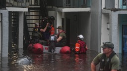 Überschwemmung in Florida nach Hurrikan "Milton": Menschen in Clearwater werden aus ihrem Haus gerettet.