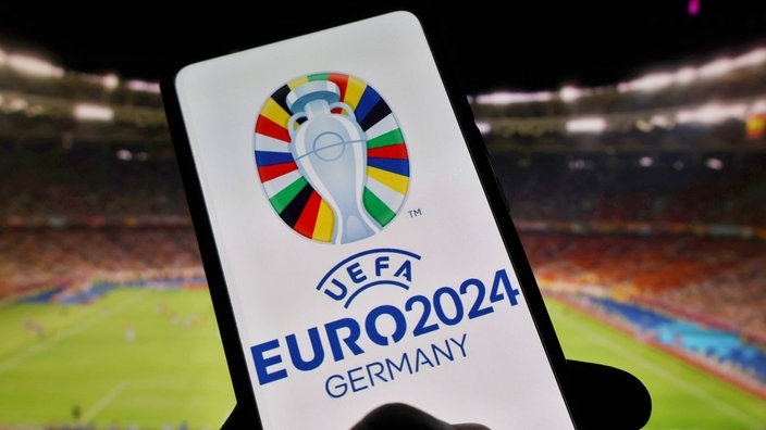 Das Logo der UEFA Euro 2024 ist auf einem Smartphone zu sehen.