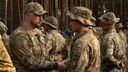 Ukraine-Krieg: Kommandeur schüttelt neu rekrutierten Soldaten die Hand in Kiew