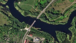 Satellitenfoto: Zerstörte Brücke über den Fluss Seim bei der Stadt Gluschkowo in der russischen Region Kursk