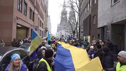 Mehr als 300 Menschen nehmen an der Ukraine-Kundgebung in Köln teil