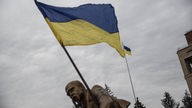 Die ukrainische Flagge weht in der Stadt Balakliya im Südwesten der Ukraine