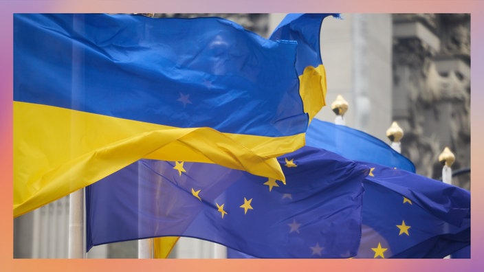 Ukrainische Flagge weht im Wind neben der europäischen Flagge.