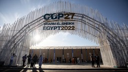 Menschen stehen bei dem Eingang des Internationalen Kongresszentrums, wo die UN-Klimakonferenz COP27 durchgeführt wird