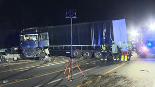 Verunfallter LKW steht quer auf der A1