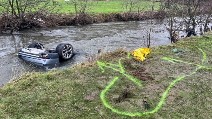 Bild des Unfallortes, das Unfallauto liegt im Wasser