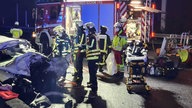 Rettungskräfte stehen auf der A40