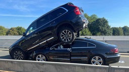 Nach einem Unfall auf der A3 liegen zwei Autos aufeinander