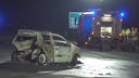 Verbranntes Auto nach Unfall auf der A555 bei Wesseling Richtung Bonn