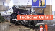 Ein kaputtes Auto steht nach einem Unfall vor einer Bushaltestelle; darauf liegt ein Banner mit "Tödlicher Unfall"