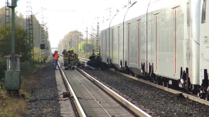 Pkw kracht an beschranktem Bahnübergang in Kamen gegen Zug 